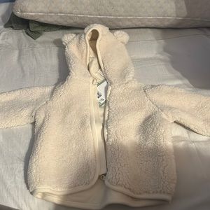 This is a really fun sweater that is brand new. It’s so cozy and soft ❤️